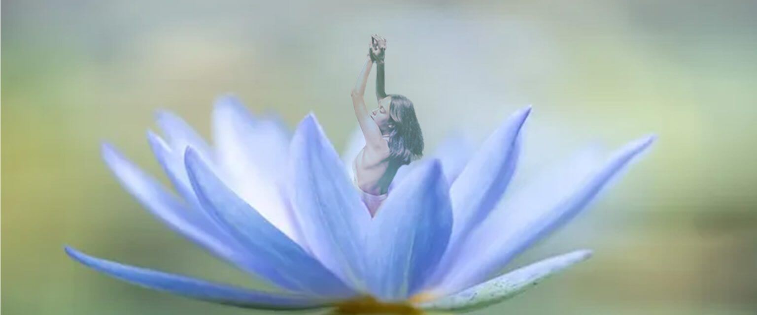 Femme renaissant d’un lotus bleu, symbolisant la transformation et l’épanouissement.