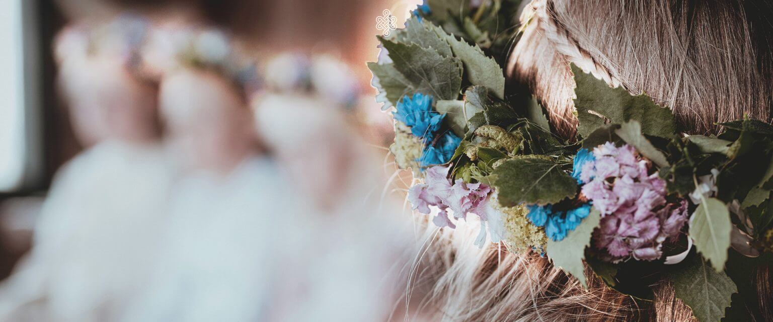 Femmes avec des couronnes de fleurs, symbolisant la souveraineté intérieure et le soin de soi au naturel à Brignoles, Var