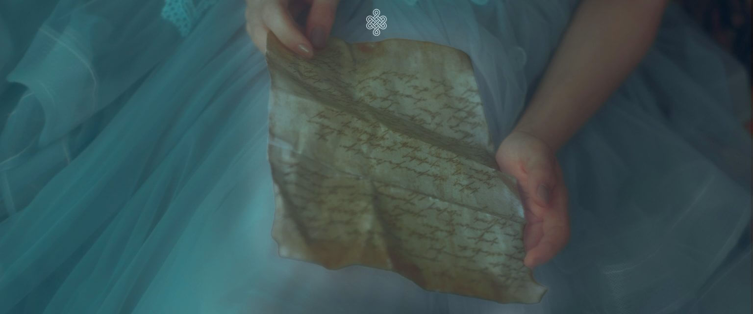 Femme lisant une lettre manuscrite symbolisant la prise de contact à Brignoles, Var