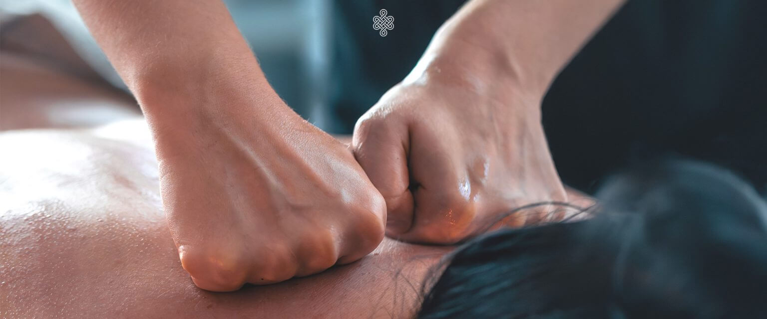 Massage ayurvédique Abhyanga pratiqué sur le corps entier pour libérer les tensions et rééquilibrer l’énergie à Brignoles, Var
