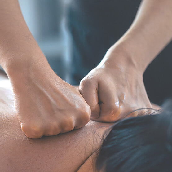 Praticienne réalisant un massage Abhyanga ayurvédique pour détendre et harmoniser le corps à Brignoles, Var