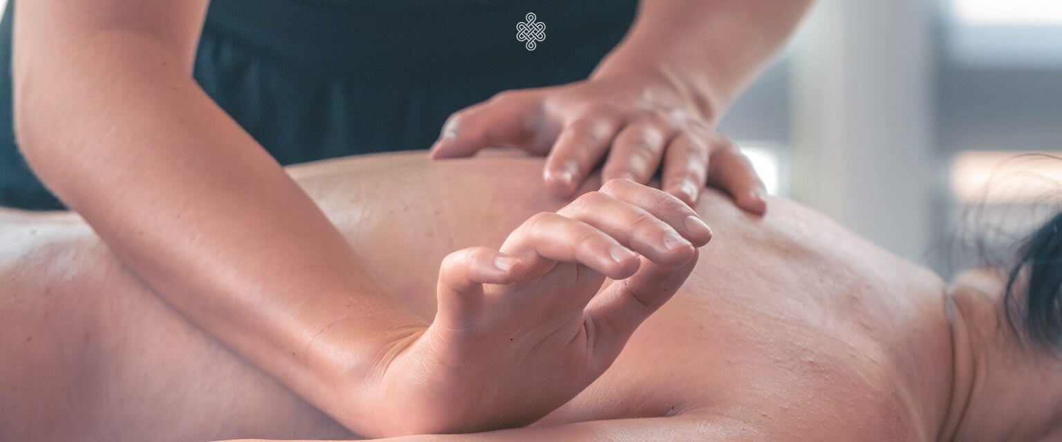 Praticienne effectuant un massage Qi pour rééquilibrer l'énergie vitale le long des méridiens à Brignoles, Var