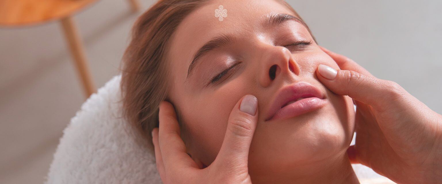 Femme recevant un massage Kobido chez Halo & Glorie, dans le Var