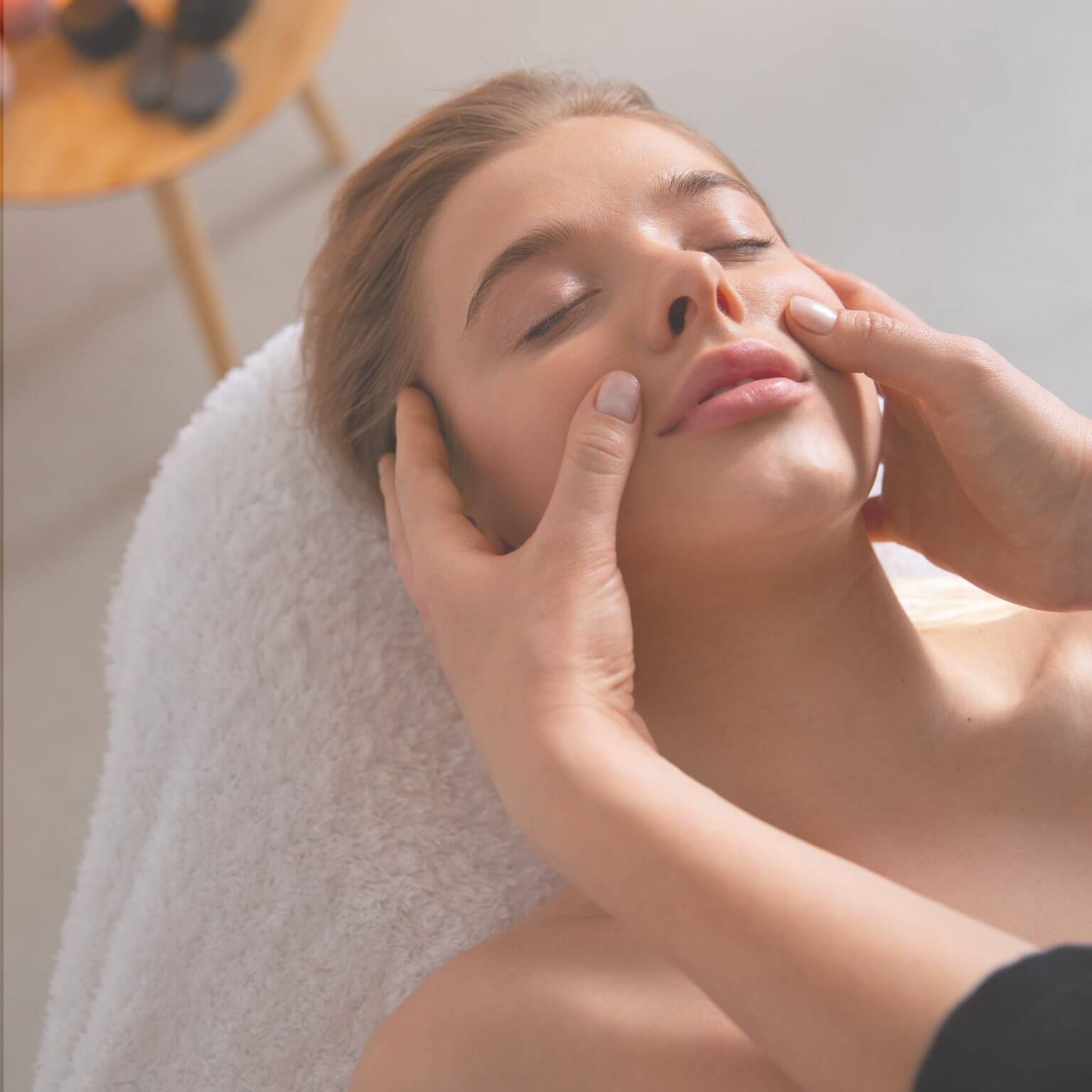 Praticienne réalisant un massage Kobido pour tonifier le visage à Brignoles, Var