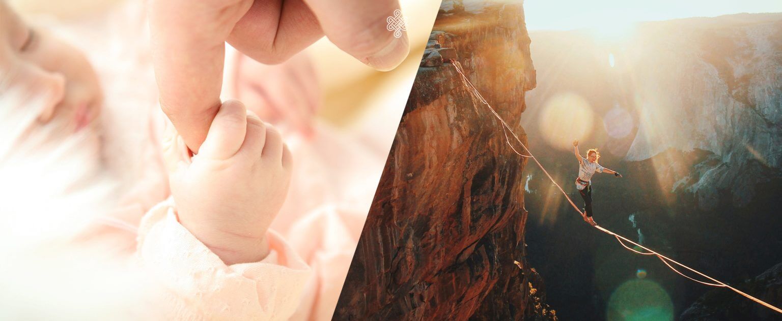 Bébé agrippant une main et femme en équilibre illustrant les réflexes archaïques